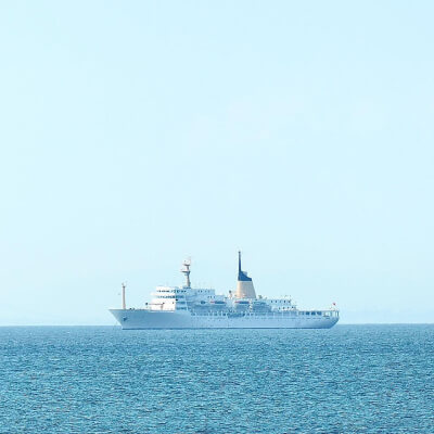 海に浮かぶ船