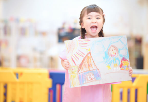 画用紙を持った女の子