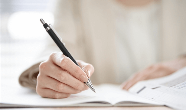 ペンを持っている人